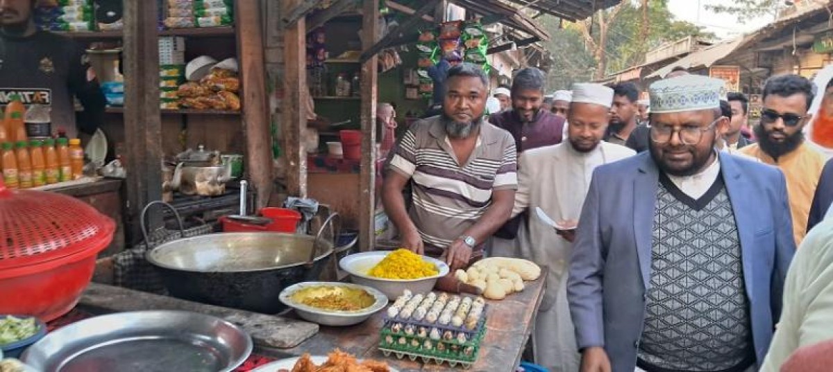 ভোলার রতনপুর বাজারে ভোলা-১ আসনের দাঁড়িপাল্লা প্রার্থী অধ্যক্ষ নজরুল ইসলাম  গণসংযোগ করেন