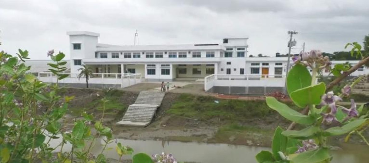 ভোলায় বিশ্বব্যাংকের ঋণের টাকায় নির্মিত মৎস্য অবতরণ কেন্দ্র ও সার্ভিলেন্স চেকপোস্ট এখন ‘গলার কাঁটা’