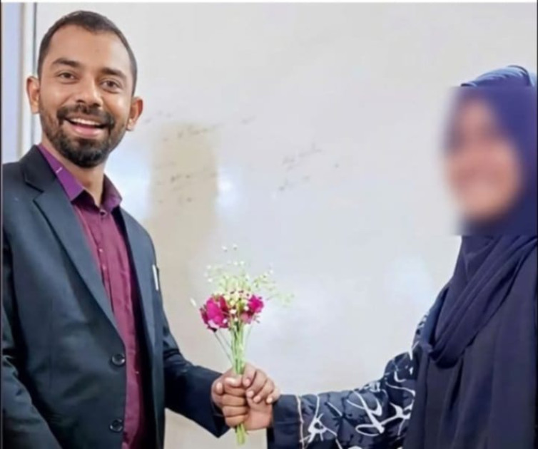 ভোলা সরকারি কলেজে শিক্ষক শুভ্রদেব সূত্রধরের বিরুদ্ধে এক মুসলিম  ছাত্রীরঅনৈতিক সম্পর্কের অভিযোগ, তদন্তে সত্যতা